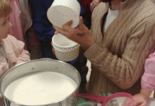 dopo aver tagliato il formaggio nella pentola..